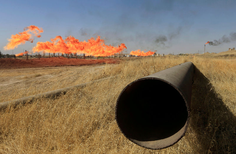 © Reuters. FILE PHOTO: Flaring at oilfields in Kirkuk
