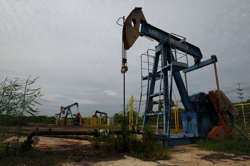 © Reuters. Oil pumpjacks are seen in Lagunillas