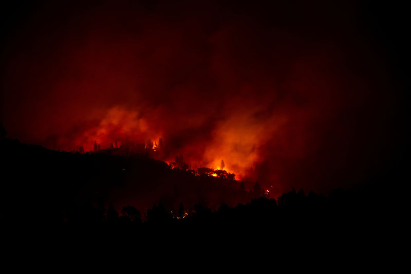 © Reuters. رياح عاتية تؤجج ألسنة اللهب في حرائق غابات تجتاح كاليفورنيا