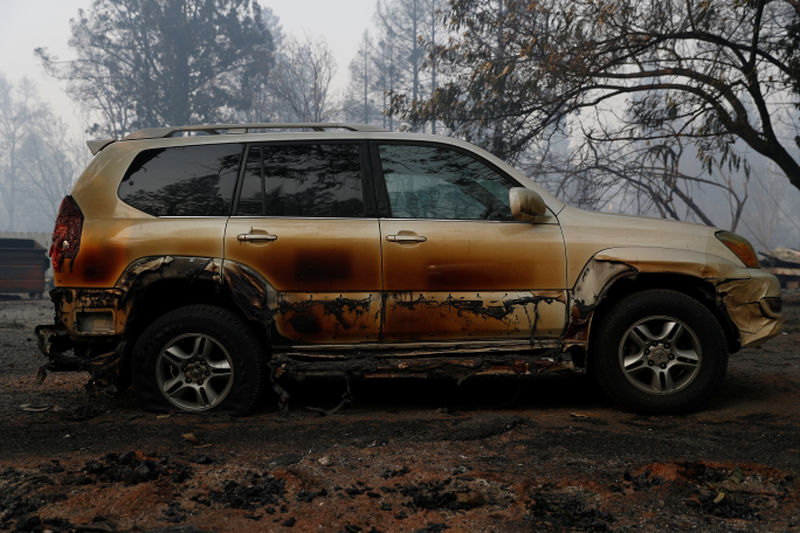© Reuters. Un auto carbonizado por el incendio Camp en la ciudad de Paraíso.