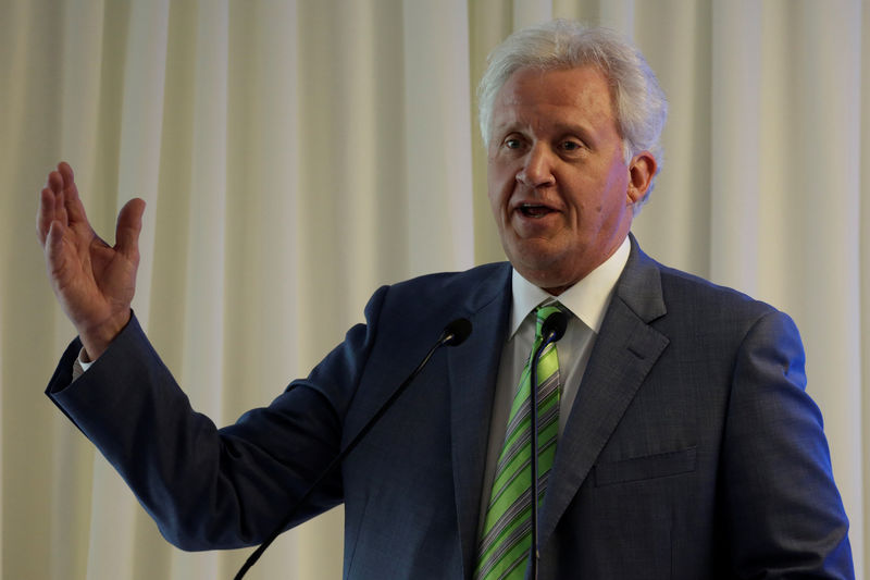 © Reuters. FILE PHOTO: Jeff Immelt delivers a speech during the opening of a new tower of the Global Operations Center in San Pedro Garza Garcia