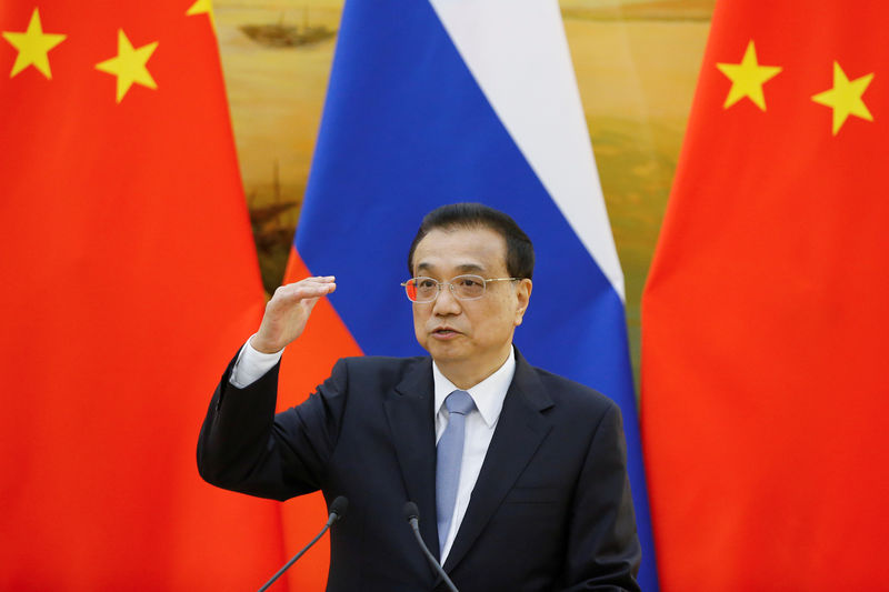 © Reuters. Chinese Premier Li Keqiang attends a joint news conference with Russian Prime Minister Dmitry Medvedev (not pictured) at the Great Hall of the People in Beijing