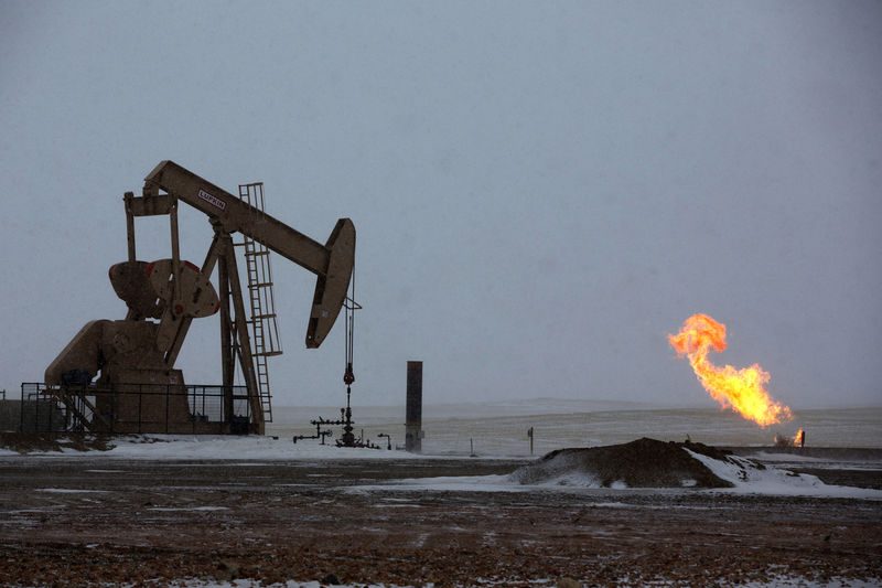 © Reuters. Natural gas flares are seen at an oil pump site outside of Williston