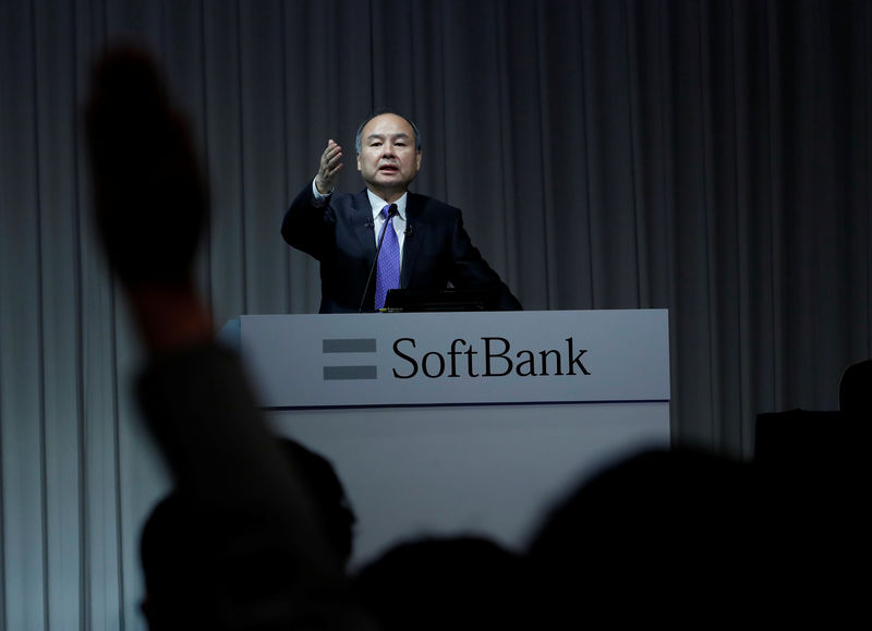 © Reuters. A journalist raises her hand to ask a question to Japan's SoftBank Group Corp Chief Executive Masayoshi Son during a news conference in Tokyo