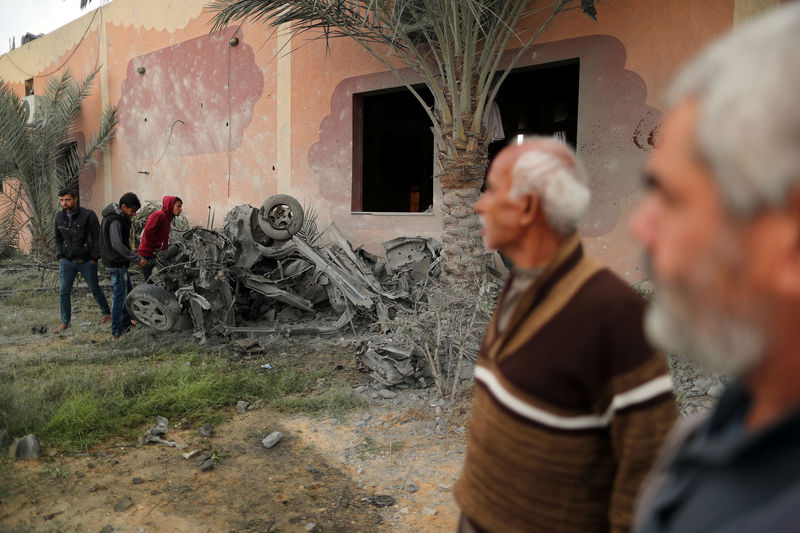 © Reuters. Palestinians inspect the scene of Israeli air strikes, in Khan Younis in the southern Gaza Strip