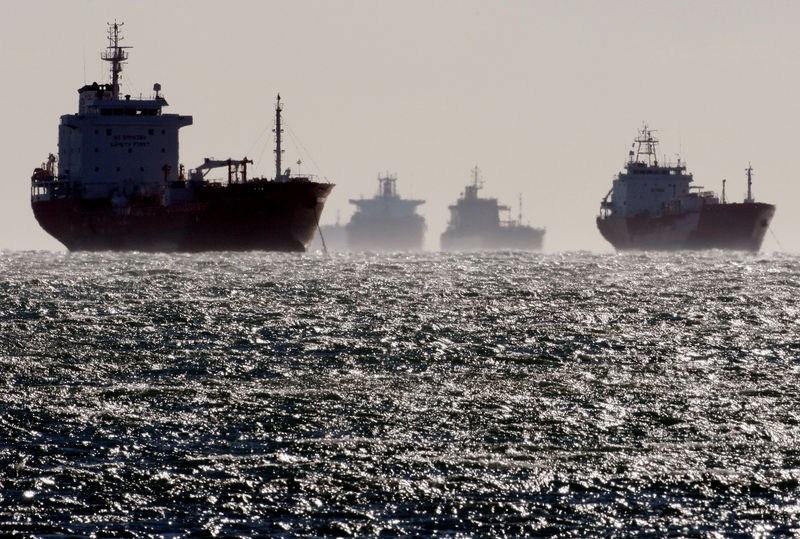 © Reuters. Нефтяные и газовые танкеры у терминала Фос-Лавера вблизи Марселя