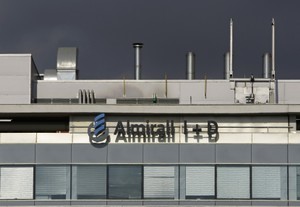 © Reuters. En la imagen de archivo el logo de la farmacéutica española Almirall, España