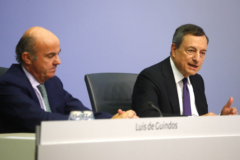 © Reuters. Il numero uno della Bce Mario Draghi (a destra) con il suo vice Luis de Guindos