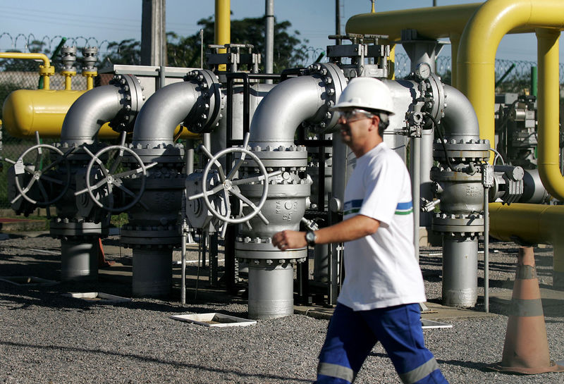 © Reuters. Funcionário passa por estação de regulação de gás natural em Cubatão, São Paulo