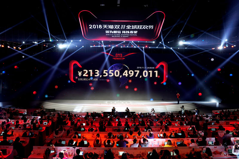 © Reuters. Telão mostra montante arrecadado com as vendas no Dia dos Solteiros durante evento do Alibaba em Xangai, China