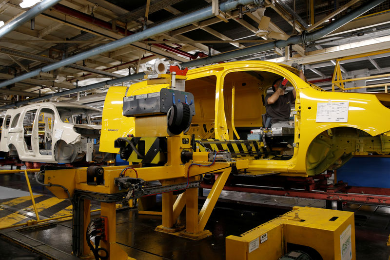 © Reuters. Funcionários trabalham em fábrica automobilística em Maubeuge, na França