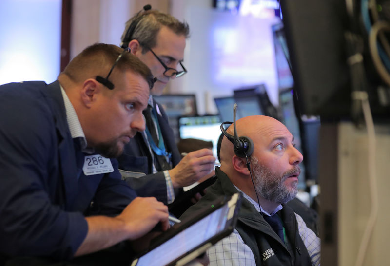 © Reuters. Traders work on the floor at the New York Stock Exchange (NYSE) in New York City