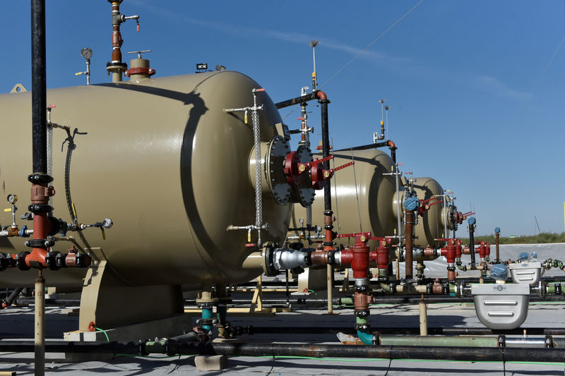 © Reuters. A brand new oil production facility owned by Oasis Petroleum in the Permian Basin oil and natural gas production area near Wink