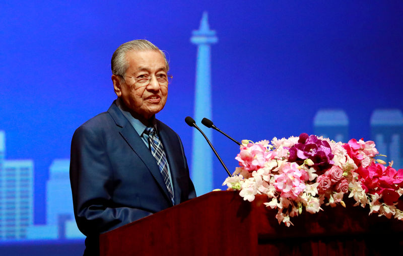 © Reuters. FILE PHOTO: Malaysian PM Mahathir Mohamad gives a speech at Chulalongkorn University, in Bangkok