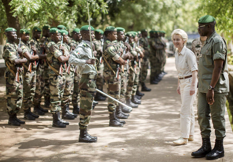 © Reuters. German Defence Minister von der Leyen is received with a guard of honour of Mali soldiers as she visits the EUTM military training mission in Koulikoro
