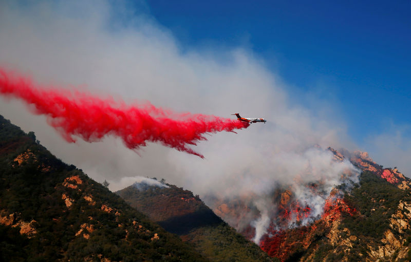 © Reuters. Foto del domingo de un avión en medio del operativo para contener los incendios en Malibú, California