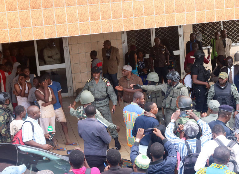 © Reuters. Menores de edad, que fueron secuestrados por hombres armados y liberados el míercoles, acompañados por gendarmes en Bamenda, Camerún