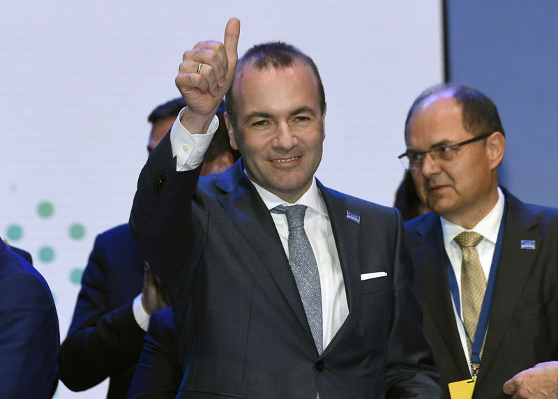 © Reuters. Lead candidate of the EPP Manfred Weber of Germany greets the audience after after the results of the EPP lead candidate voting at the session of the European People's Party (EPP) congress in Helsinki