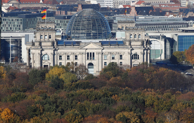 © Reuters. The Reichstag building, the seat of the German lower house of parliament Bundestag is pictured at the Tiergarten park with autumnal trees in Berlin
