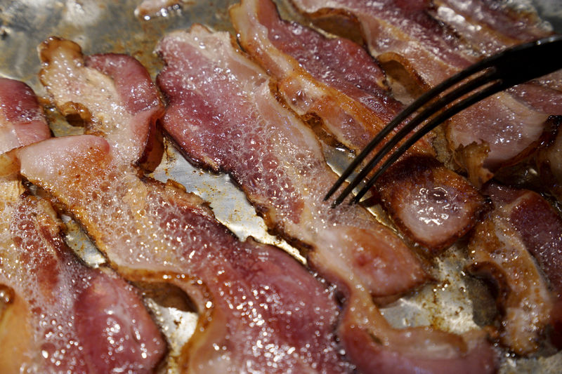 © Reuters. FILE PHOTO: Photo illustration of bacon fried up in a pan in a kitchen in Golden, Colorado