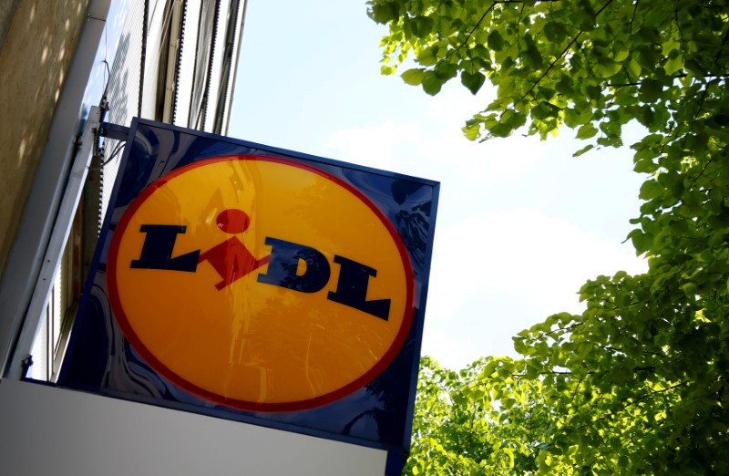© Reuters. FILE PHOTO: A company logo is pictured outside a Lidl supermarket in Vienna