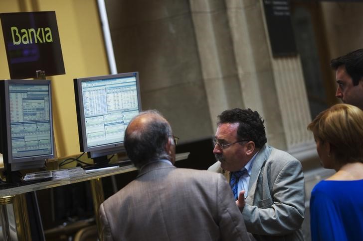 © Reuters. A trader gestures while watching computer screens at Madrid's Bourse