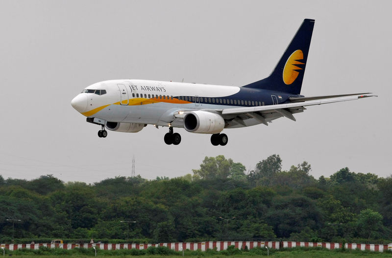 © Reuters. FILE PHOTO: Jet Airways passenger aircraft prepares to land at the airport in the western Indian city of Ahmedabad