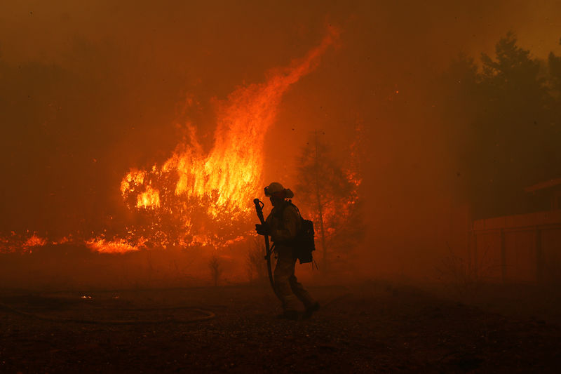 © Reuters. Bombeiro combate chamas em Paradise, na Califórnia