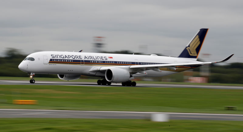 © Reuters. FILE PHOTO: Singapore Airlines Airbus A350-900 aircraft prepares to take off from Manchester Airport in Manchester
