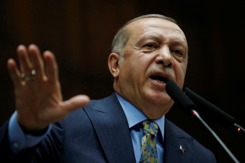 © Reuters. Presidente da Turquia, Tayyip Erdogan, no Parlamento em Ancara