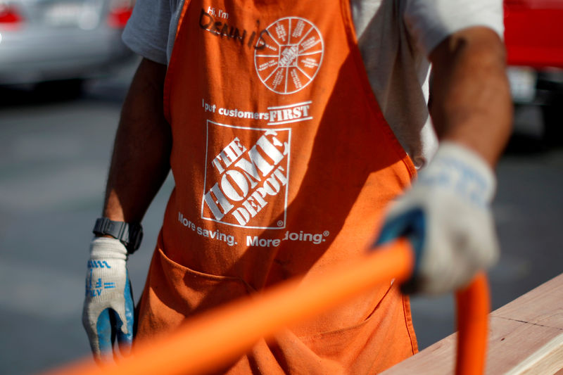 © Reuters. FILE PHOTO -  A Home Depot employee is seen outside a store in Los Angeles