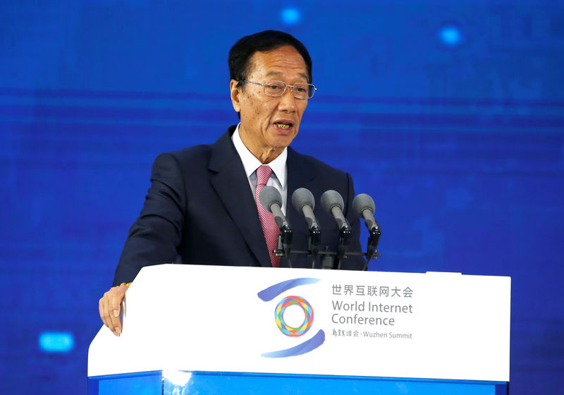 © Reuters. Terry Gou, founder and chairman of Foxconn, attends a forum on industrial internet at the fifth WIC in Wuzhen