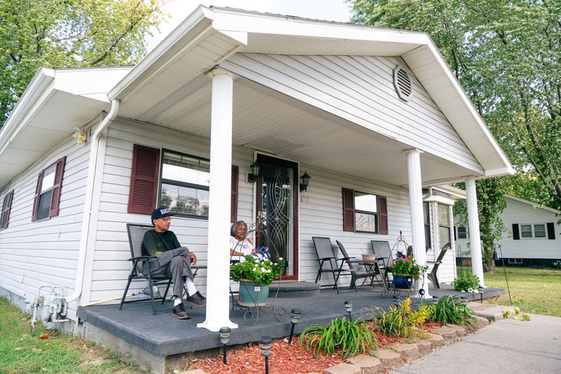 © Reuters. Residents sit on their porch in Sedalia