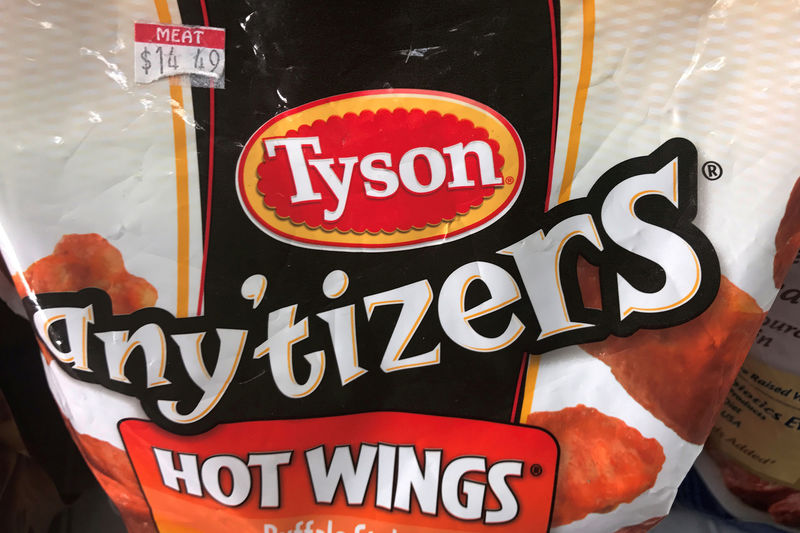 © Reuters. FILE PHOTO: Tyson Foods brand frozen chicken wings are pictured in a grocery store freezer in the Manhattan borough of New York City