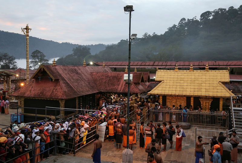 © Reuters. FILE PHOTO: Hindu devotees wait in queues inside the premises of the Sabarimala temple in Pathanamthitta