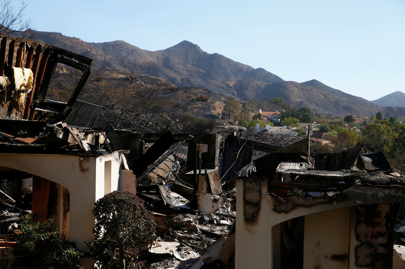 © Reuters. Los equipos de rescate buscan cuerpos tras el devastador incendio en California