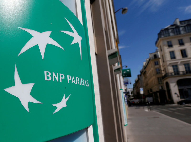 © Reuters. FILE PHOTO: A BNP Paribas logo is seen outside a bank office in Paris