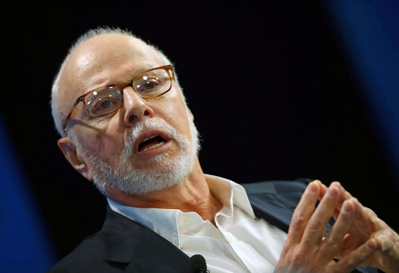 © Reuters. FILE PHOTO - Paul Singer, founder and president of Elliott Management Corporation, speaks at WSJD Live conference in Laguna Beach