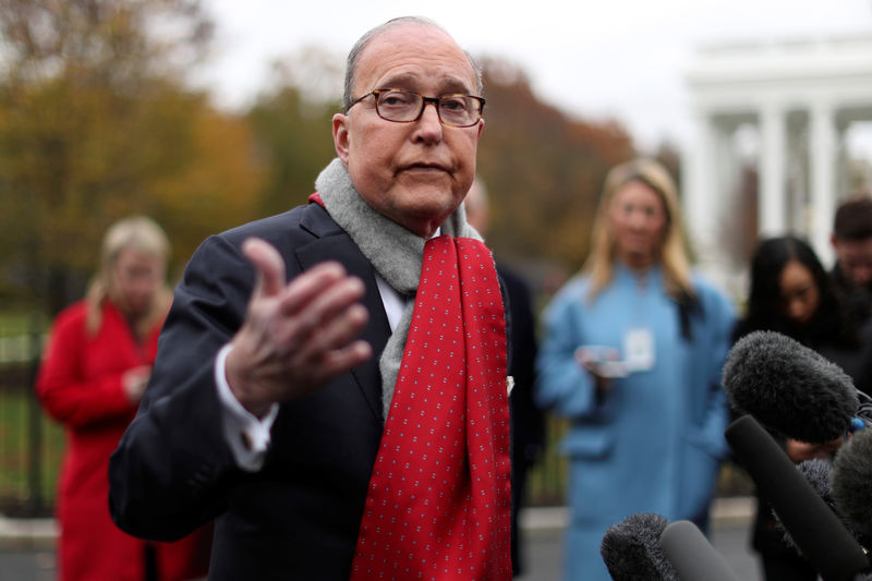 © Reuters. O principal assessor econômico de Trump, Larry Kudlow, fala a repórteres fora da Casa Branca, em Washington, D.C.