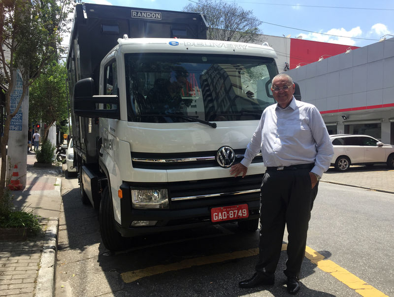 © Reuters. O presidente-executivo da Volkswagen Caminhões e Ônibus, Roberto Cortes, durante apresentação de protótipo do caminhão elétrico e-Delivery, desenvolvido em parceria com a Ambev, em São Paulo