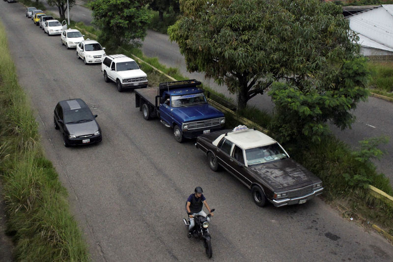 © Reuters. Motorists queue for gas near a gas station of the Venezuelan state-owned oil company PDVSA in San Cristobal