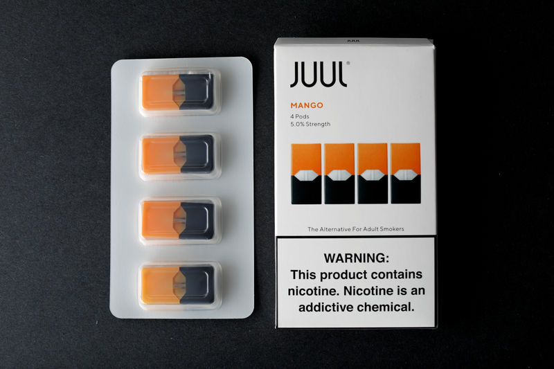 © Reuters. FILE PHOTO: JUUL e-cigarette vaping pods are shown in this picture illustration