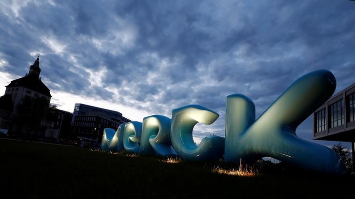 © Reuters. The logo of German pharmaceuticals company Merck is seen in front of the company's headquarters in Darmstadt