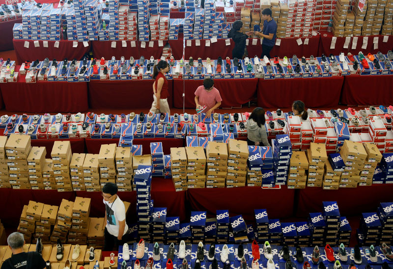 © Reuters. People shop for shoes at a mall in Malaysia's southern city of Johor Bahru