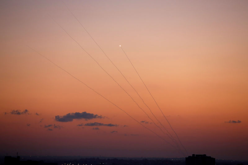 © Reuters. Cohetes disparados por militares palestinos hacia Israel en Gaza