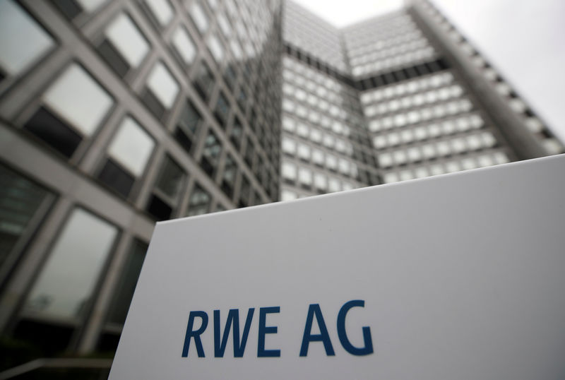 © Reuters. FILE PHOTO: The headquarters of the German power supplier RWE, which plans to break up subsidiary Innogy and share its assets with rival E.ON, is pictured in Essen