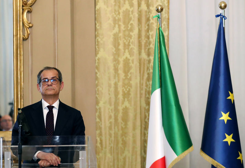 © Reuters. Italian Economy Minister Giovanni Tria looks on before a joint news conference with Eurogroup President Mario Centeno at the Treasury ministry in Rome