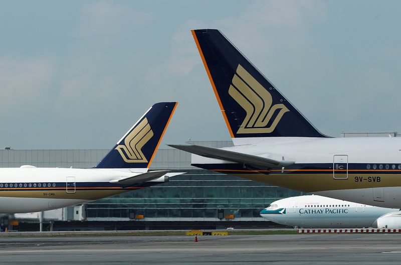 © Reuters. Singapore Airlines planes are pictured on the tarmac at Changi Airport