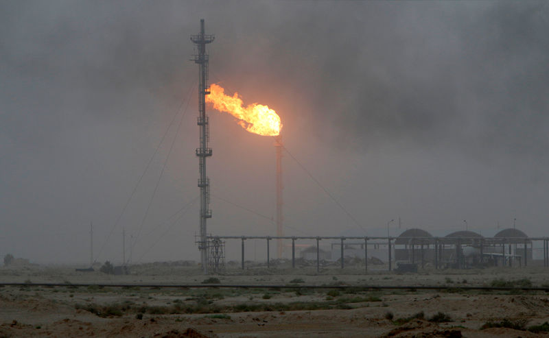 © Reuters. Flames emerge from a pipeline at the oil fields in Basra, southeast of Baghdad