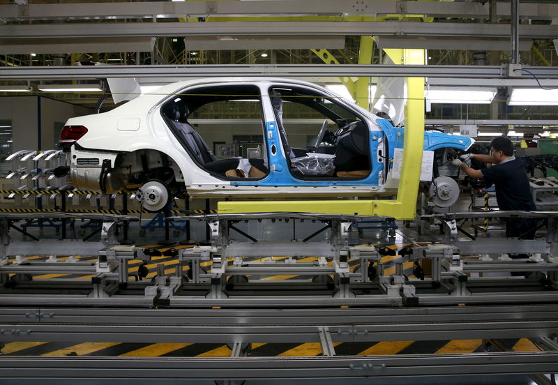 © Reuters. An employee works on an assembly line producing Mercedes-Benz cars at a factory of Beijing Benz Automotive Co. (BBAC) in Beijing